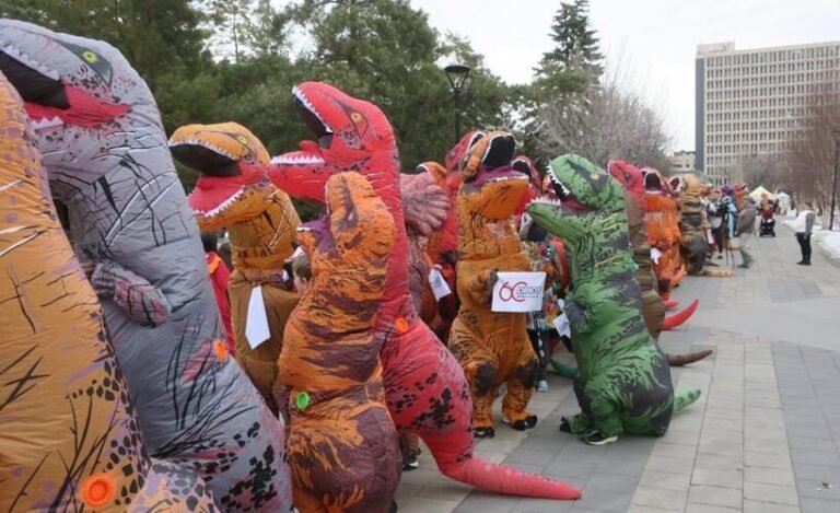 Hundreds of Inflatable Dinosaurs Just Broke a World Record — and the Internet Can’t Handle It